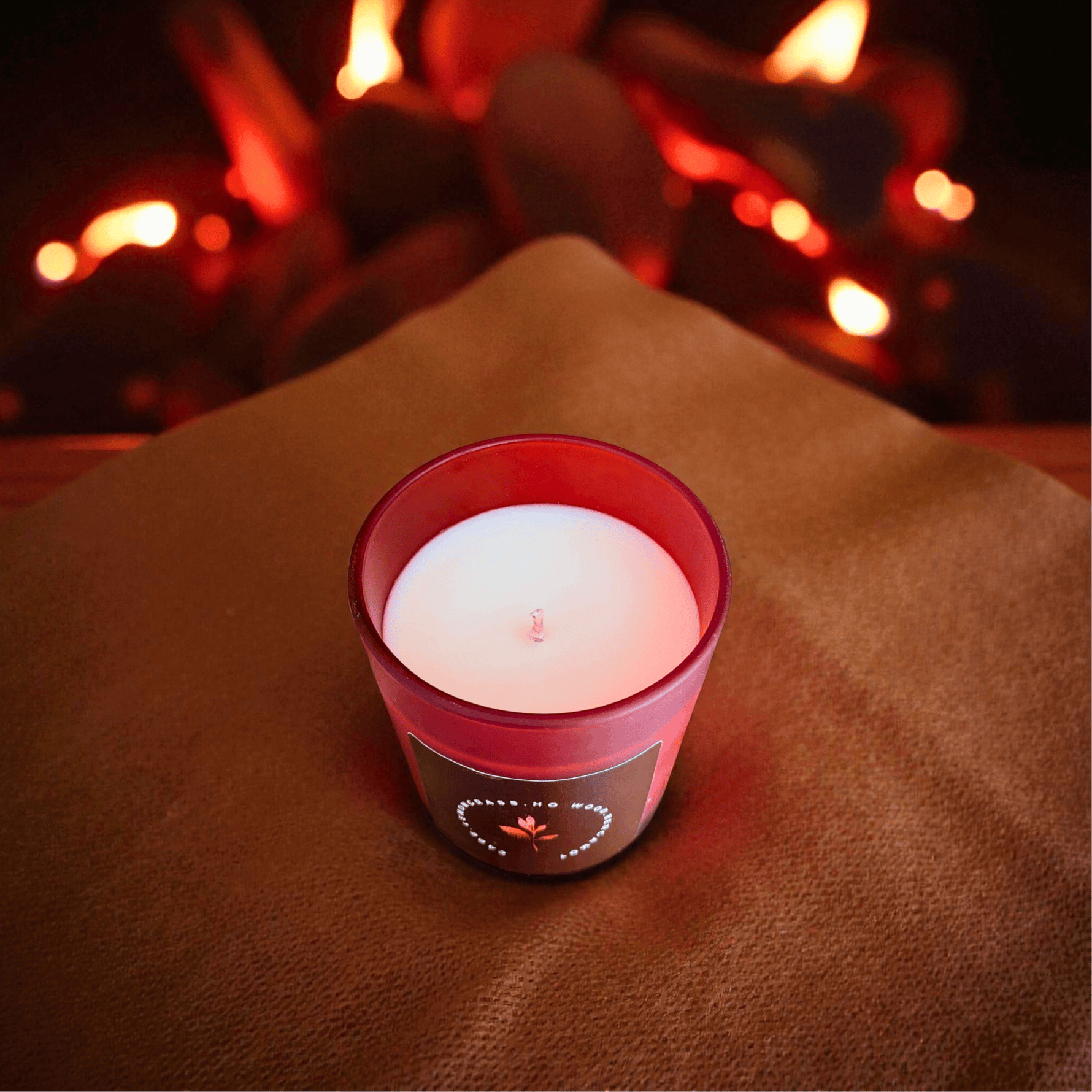 The Ethical Leaf Discover the calming atmosphere created by our Essential Oil-Infused Fire Candle. Infused with the natural scents of Bergamot, Lemongrass, Ho Wood, and Cade, it offers an ideal companion for those chilly winter nights. The Fire Candle