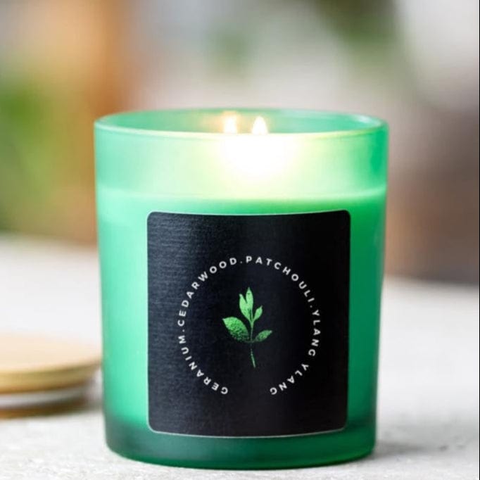 The Ethical Leaf Immerse yourself in the rich scent of the Earth Candle, expertly crafted with natural Patchouli, Cedarwood, Ylang Ylang, and Geranium. This exquisite blend offers a calming fragrance, reminiscent of tranquil autumn strolls through the woods. Premium Aromatherapy Earth Candle