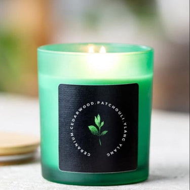 The Ethical Leaf Immerse yourself in the rich scent of the Earth Candle, expertly crafted with natural Patchouli, Cedarwood, Ylang Ylang, and Geranium. This exquisite blend offers a calming fragrance, reminiscent of tranquil autumn strolls through the woods. Premium Aromatherapy Earth Candle