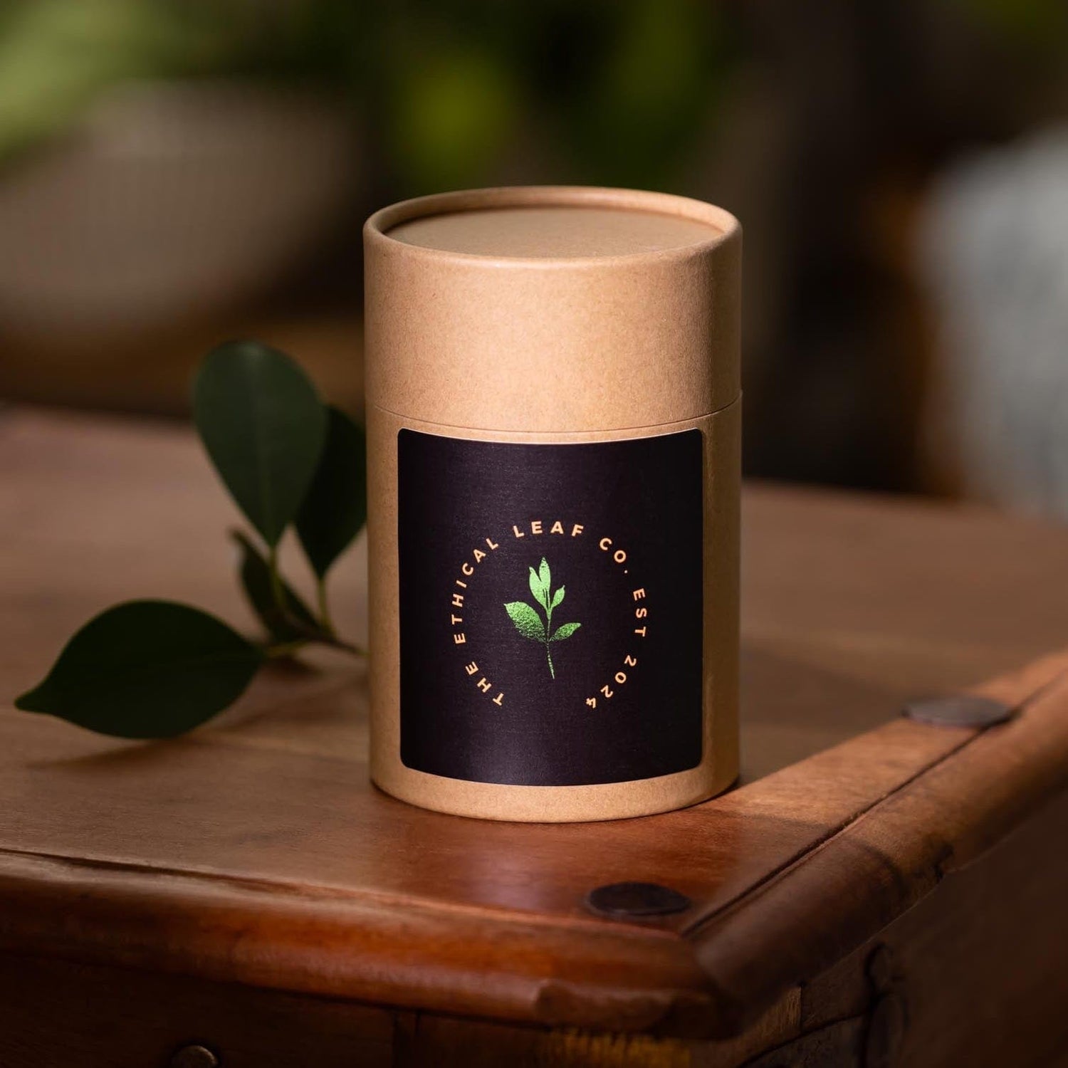 The Ethical Leaf Immerse yourself in the rich scent of the Earth Candle, expertly crafted with natural Patchouli, Cedarwood, Ylang Ylang, and Geranium. This exquisite blend offers a calming fragrance, reminiscent of tranquil autumn strolls through the woods. Premium Aromatherapy Earth Candle