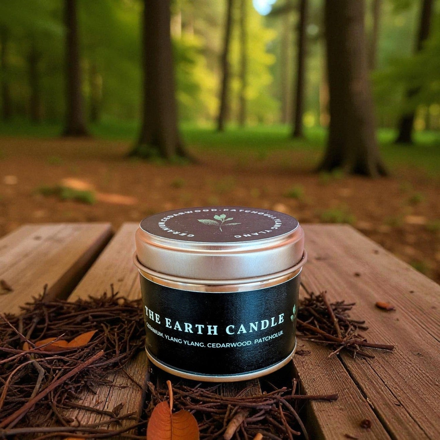 The Ethical Leaf Immerse yourself in the rich scent of the Earth Candle, expertly crafted with natural Patchouli, Cedarwood, Ylang Ylang, and Geranium. This exquisite blend offers a calming fragrance, reminiscent of tranquil autumn strolls through the woods. The Earth Candle Tin