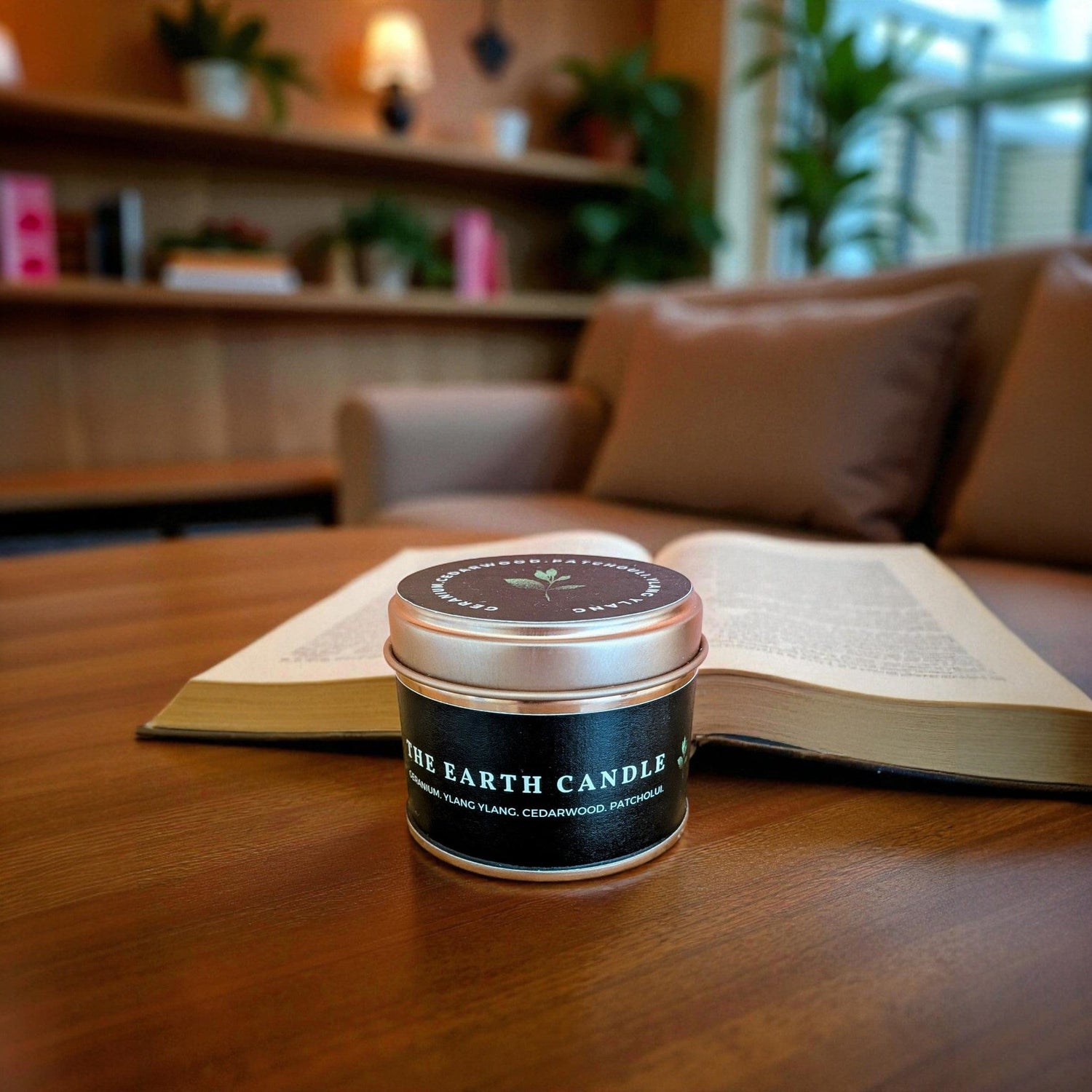 The Ethical Leaf Immerse yourself in the rich scent of the Earth Candle, expertly crafted with natural Patchouli, Cedarwood, Ylang Ylang, and Geranium. This exquisite blend offers a calming fragrance, reminiscent of tranquil autumn strolls through the woods. The Earth Candle Tin