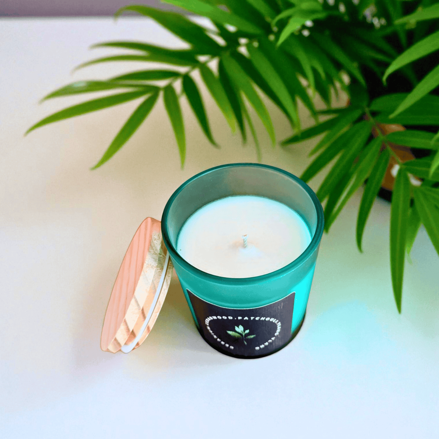 The Ethical Leaf Immerse yourself in the rich scent of the Earth Candle, expertly crafted with natural Patchouli, Cedarwood, Ylang Ylang, and Geranium. This exquisite blend offers a calming fragrance, reminiscent of tranquil autumn strolls through the woods. The Earth Candle