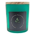 The Ethical Leaf Immerse yourself in the rich scent of the Earth Candle, expertly crafted with natural Patchouli, Cedarwood, Ylang Ylang, and Geranium. This exquisite blend offers a calming fragrance, reminiscent of tranquil autumn strolls through the woods. The Earth Candle